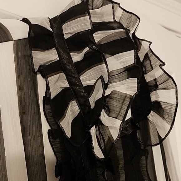 •VENUS• Ruffle Button Down - Picture 3 of 4